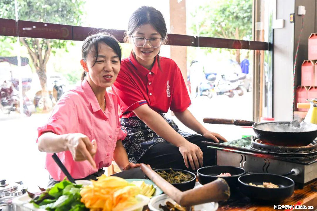 全网追的“扁担女孩”,找了一份暑假工,时薪12元 - 铜陵生活资讯 - 铜陵28生活网 tongling.28life.com