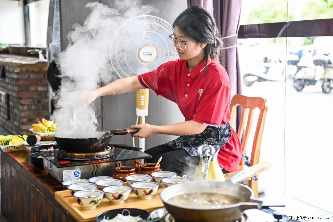全网追的“扁担女孩”,找了一份暑假工,时薪12元 - 铜陵生活资讯 - 铜陵28生活网 tongling.28life.com